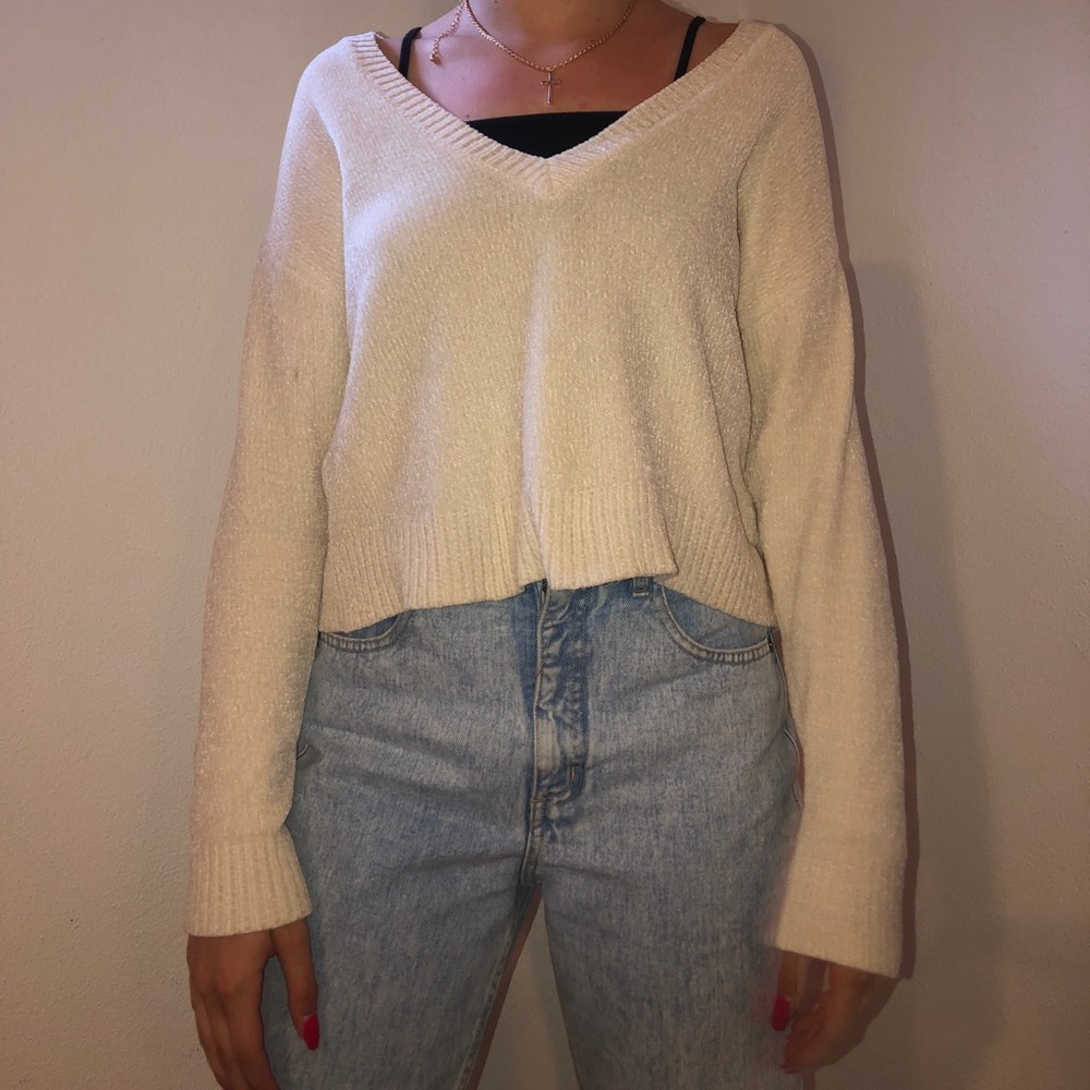FOREVER 21 V NECK SWEATER